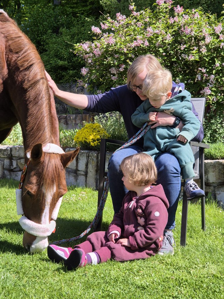 Familie und Pferd 768x1024